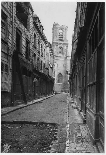 Rue de la Housse et la tour en arrière-plan