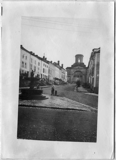 Vue extérieure de l'église avec la fontaine