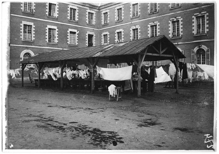 Centre d'internement pour les civils : lavoir du dépôt