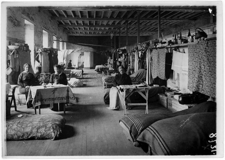 Centre d'internement pour les civils austro-allemands : chambre 49, femmes seules