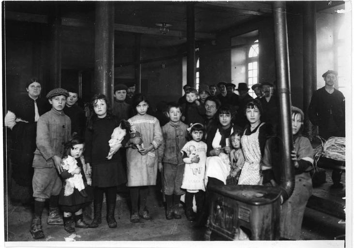 Centre d'internement pour les civils austro-allemands : salle du réfectoire, les enfants