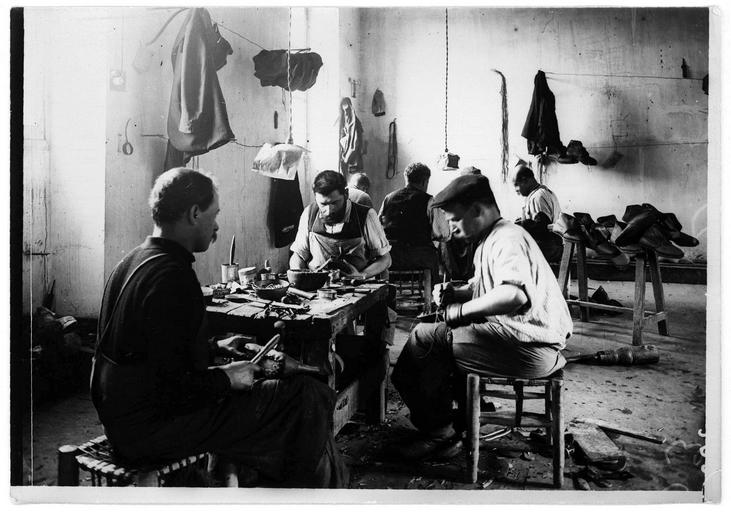 Centre d'internement pour les civils : atelier de cordonnerie pour l'armée : ouvriers volontaires