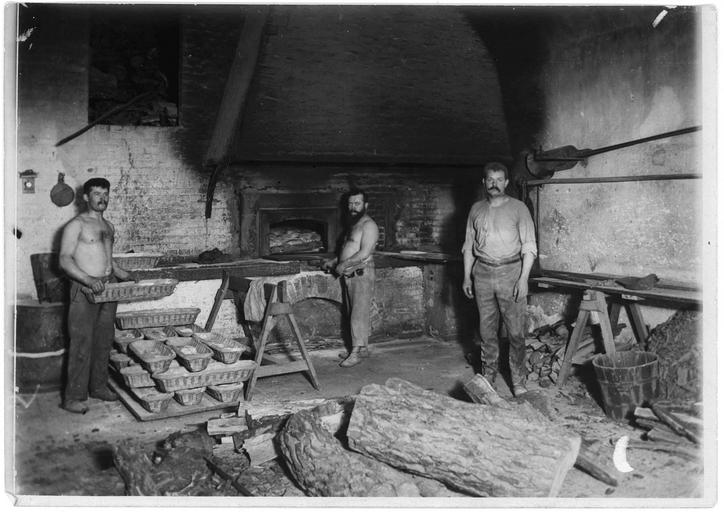 Dépôt d'internés civils allemands : boulangerie, les internés au travail