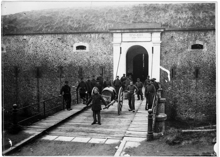 Dépôt d'internés civils allemands : entrée de la forteresse