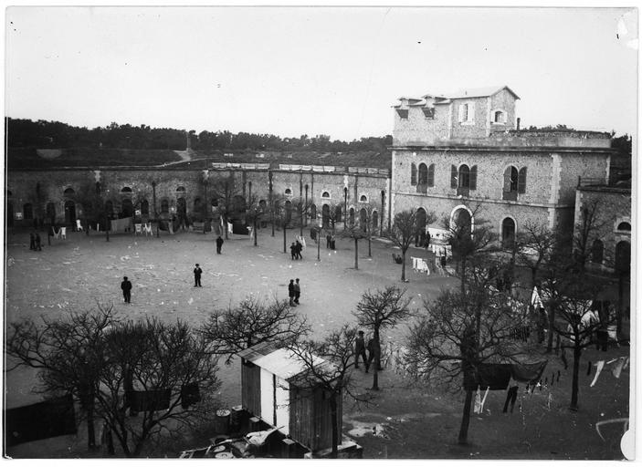 Dépôt d'internés civils allemands : cour intérieure