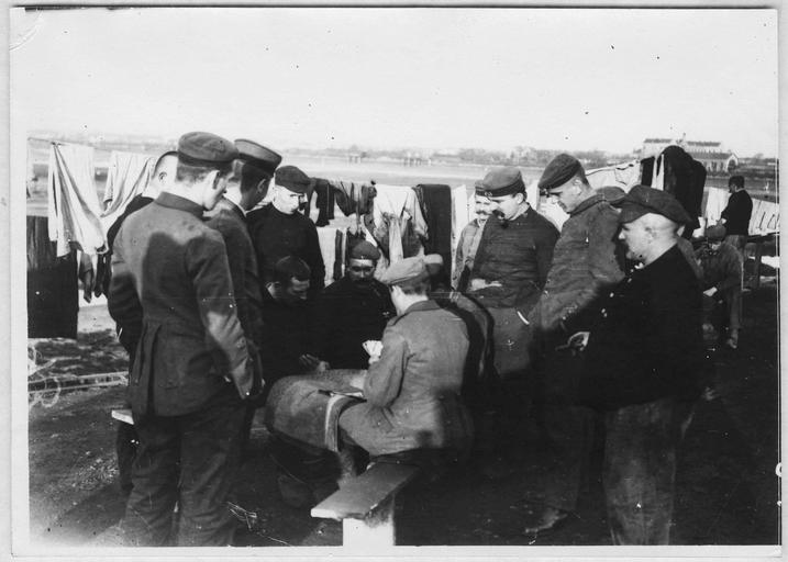 Camp de prisonniers militaires : partie de cartes