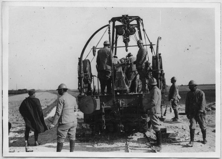Manutention des obus de 240 TR (tir rapide) : chargement sur affût-truc