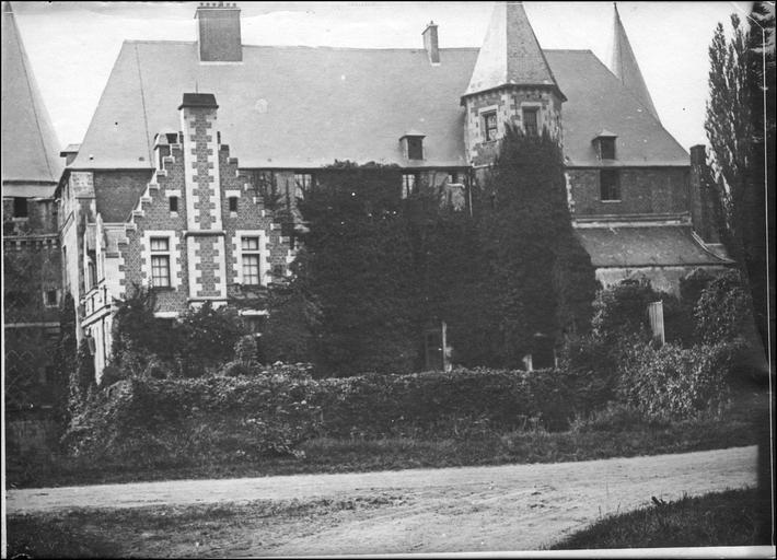 Le château de Plessis-Brion, siège de la brigade anglaise