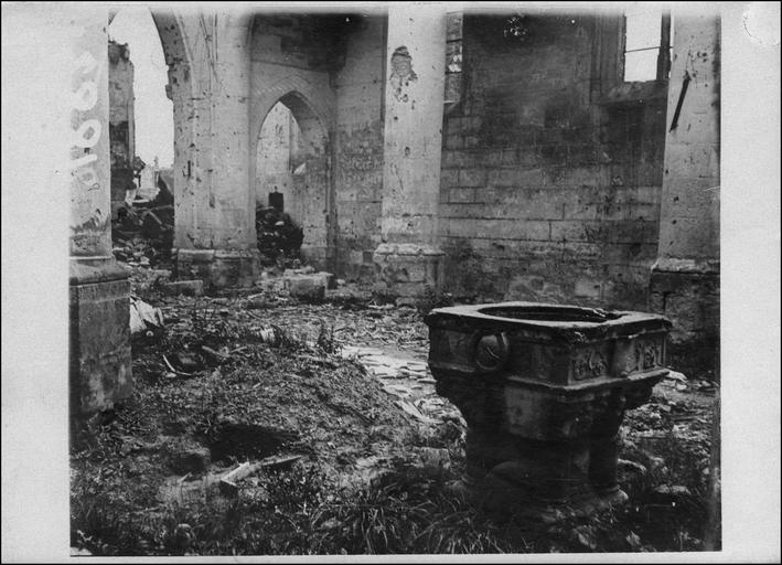 Intérieur, ruines et fonts baptismaux