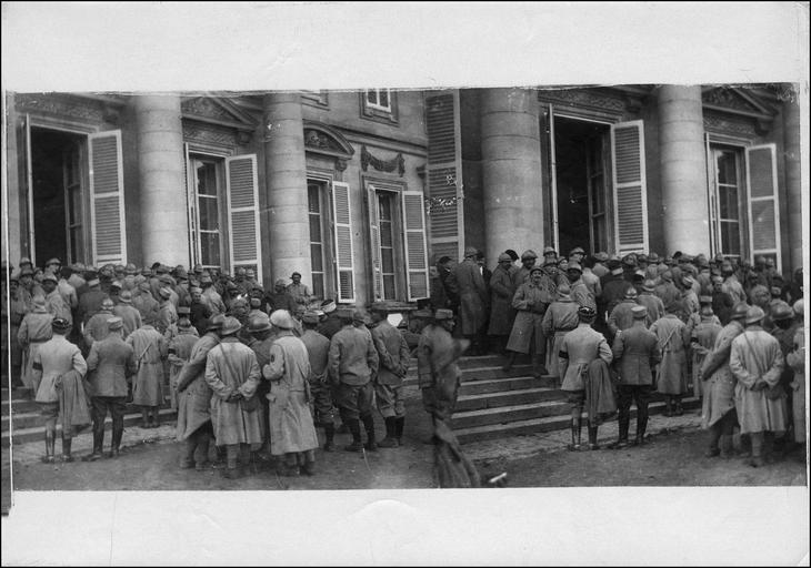 Les soldats font la queue devant l'entrée du salon de la 3ème armée