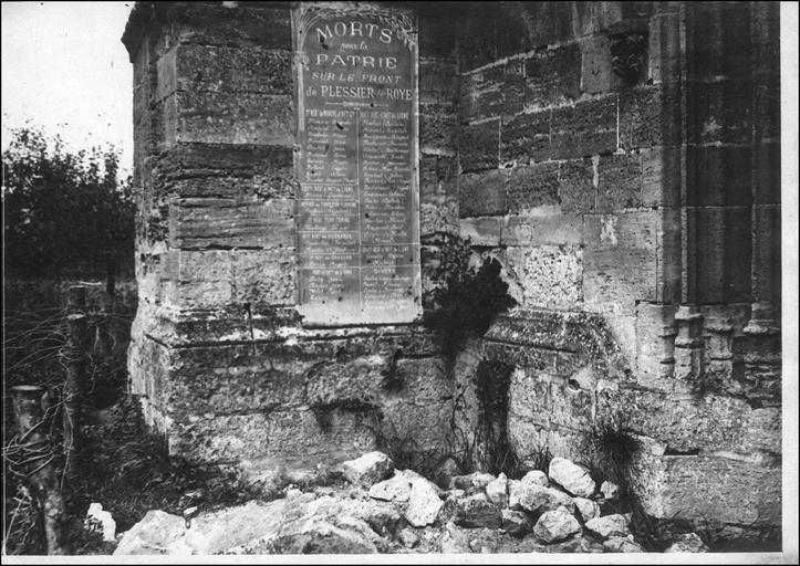 Sur un des piliers de l'église : plaque énumérant les noms des soldats morts sur le front de Plessis-de-Roye