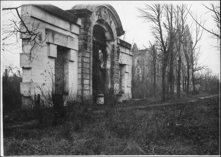 Portique dans le parc du château, au fond l'église