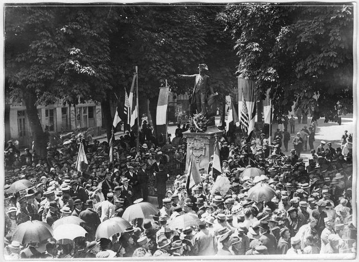 Devant la statue du maréchal de Rochambeau, pavoisée aux couleurs franco-américaines, la foule mélangée aux officiers français et américains et aux personnages officiels