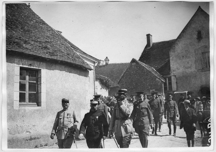 La sortie de l'église, les notables et les officiers français et américains