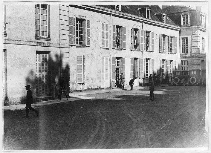 Le château de la marquise de Rochambeau : la cour d'honneur