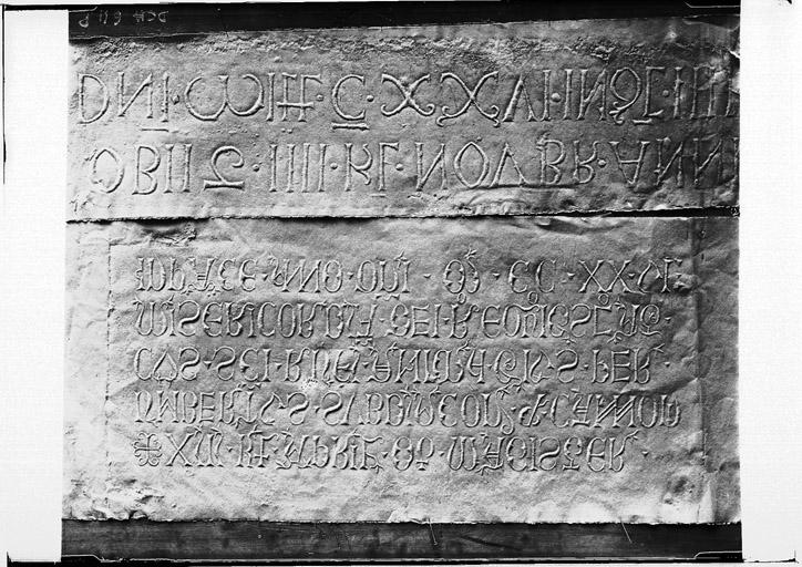 Epitaphe du chanoine Humbet en 1227. Fragment de l'épitaphe de l'abbé Didier en 1126 en l'église Saint-Pierre de Vienne d'après estampage de Paul Deschamps