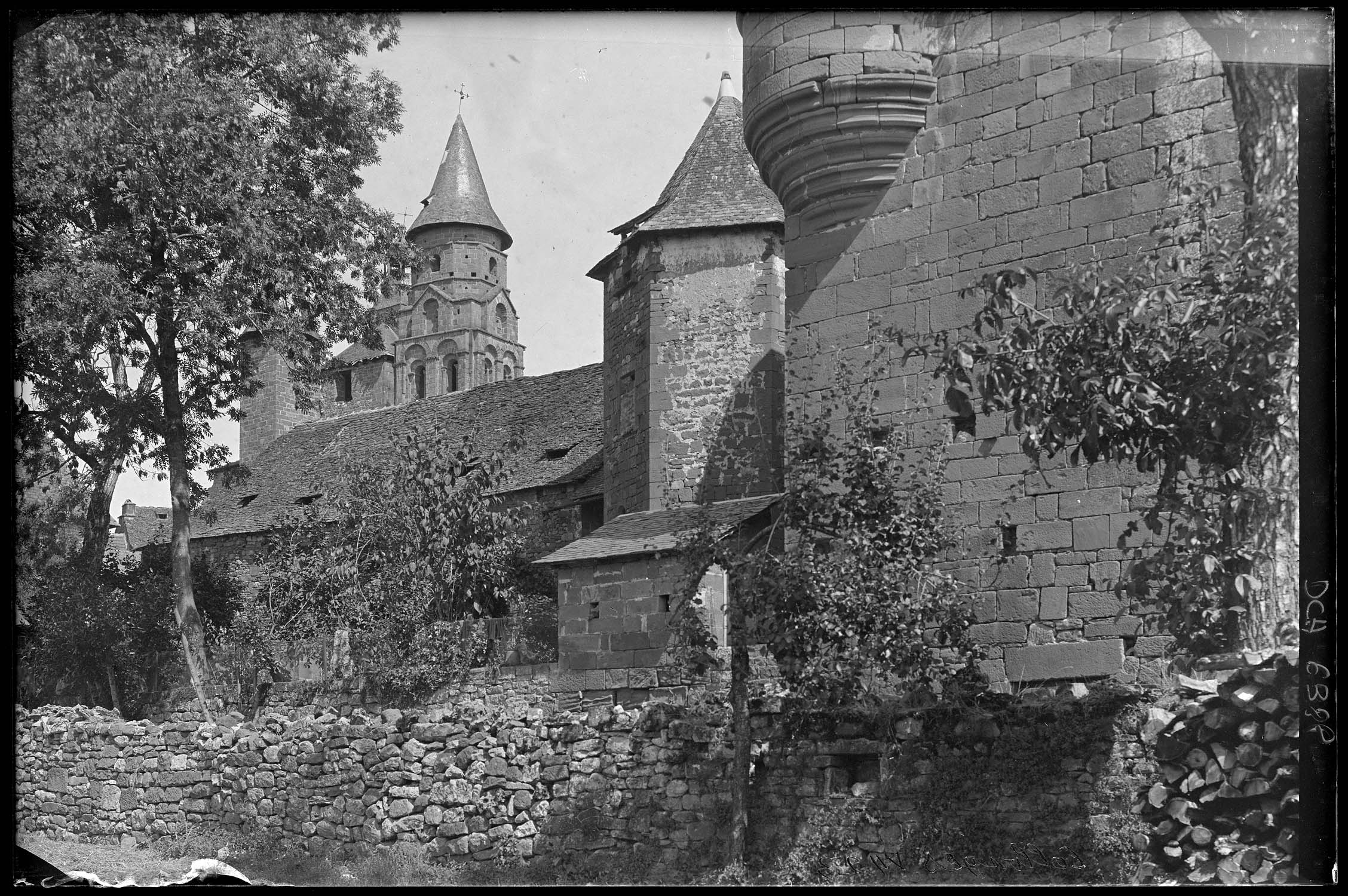 Clocher de l'église et maisons environnantes