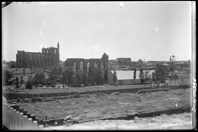 Vue de la ville depuis le nord : au premier plan, l'église Saint-Georges-des-Latins et la cathédrale Saint-Nicolas