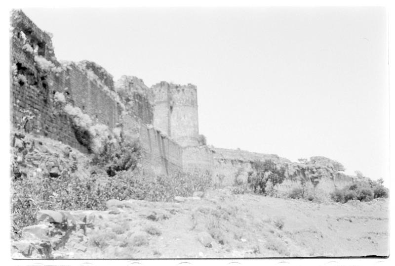 Vue extérieure du château, depuis la contre-escarpe