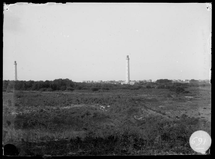 Vue éloignée des deux phares