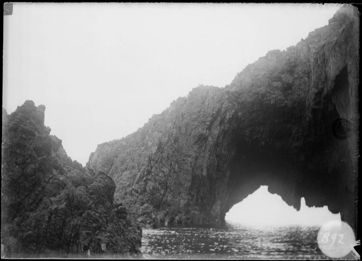 Pont naturel au-dessus de la mer