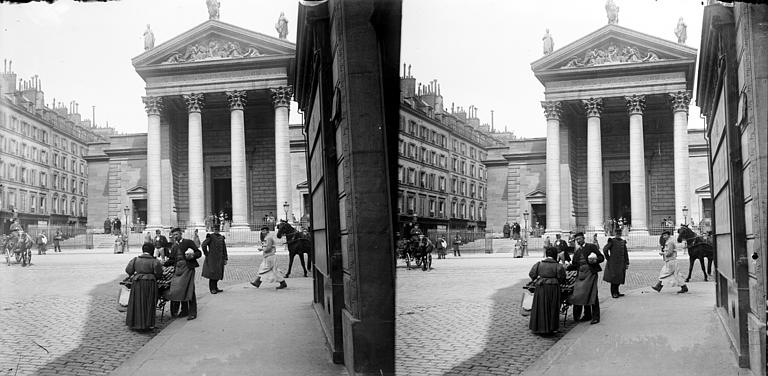 Façade avec colonnade, scène de rue, marchand de fruits, fiacres