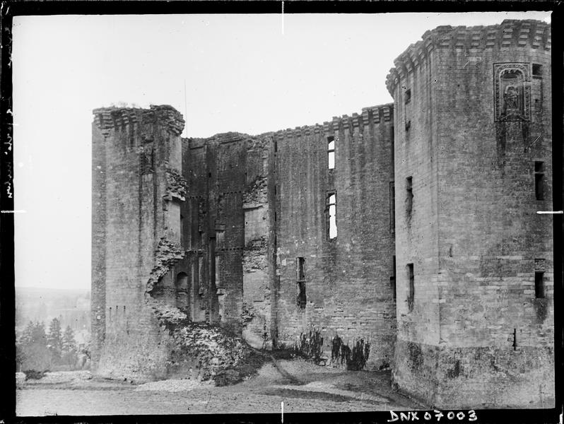 Tour et ruines de l'enceinte