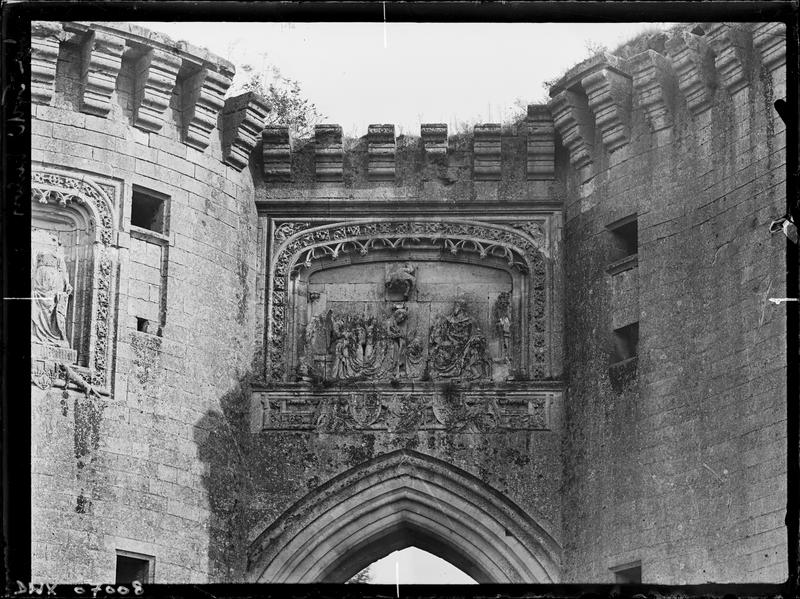 Haut-relief surmontant l'entrée du château : écu aux armes d'Orléans