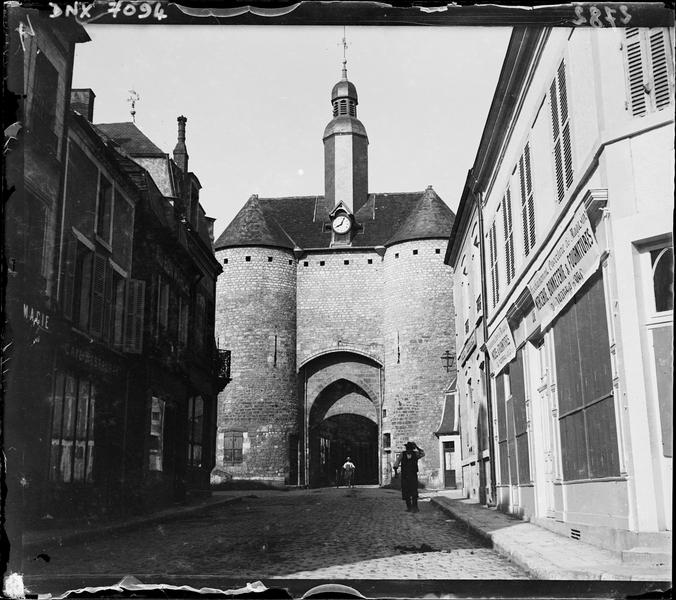 Vue d'ensemble dans la perspective de la rue