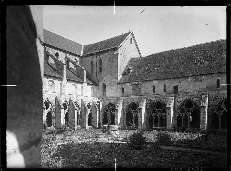 Cloître : angle nord-est