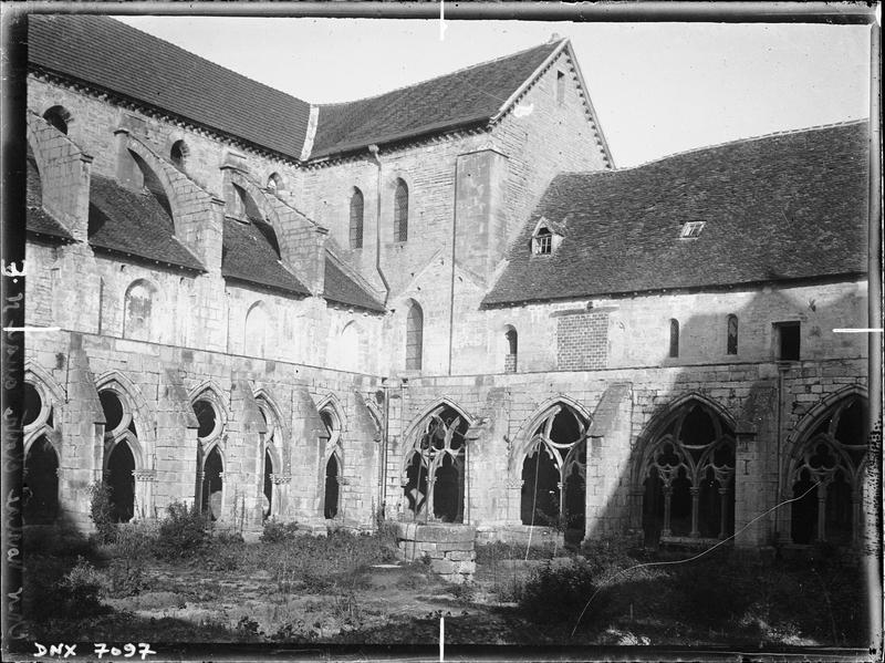 Cloître : angle nord-est, vue rapprochée