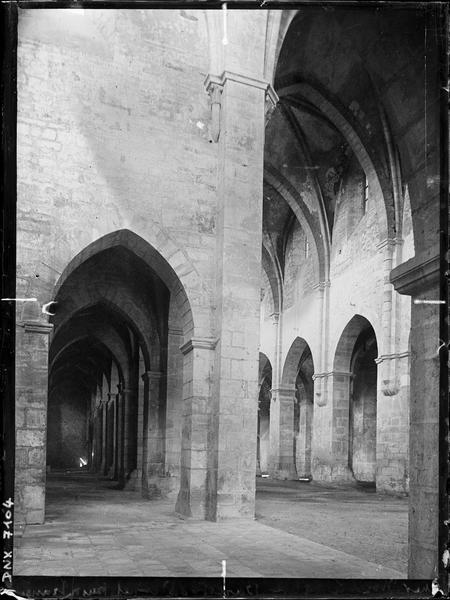 Eglise : bas-côté sud et nef pris du transept