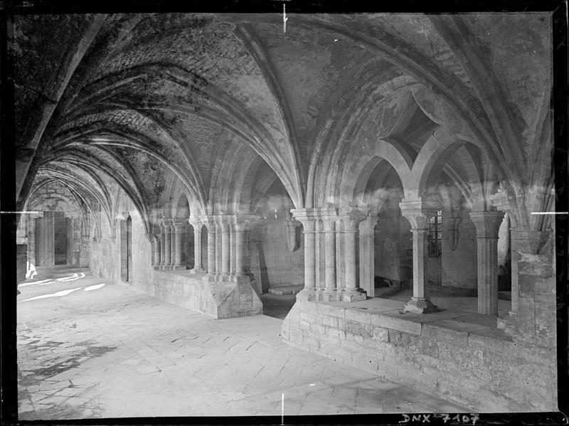 Galerie est du cloître et entrée de la salle capitulaire