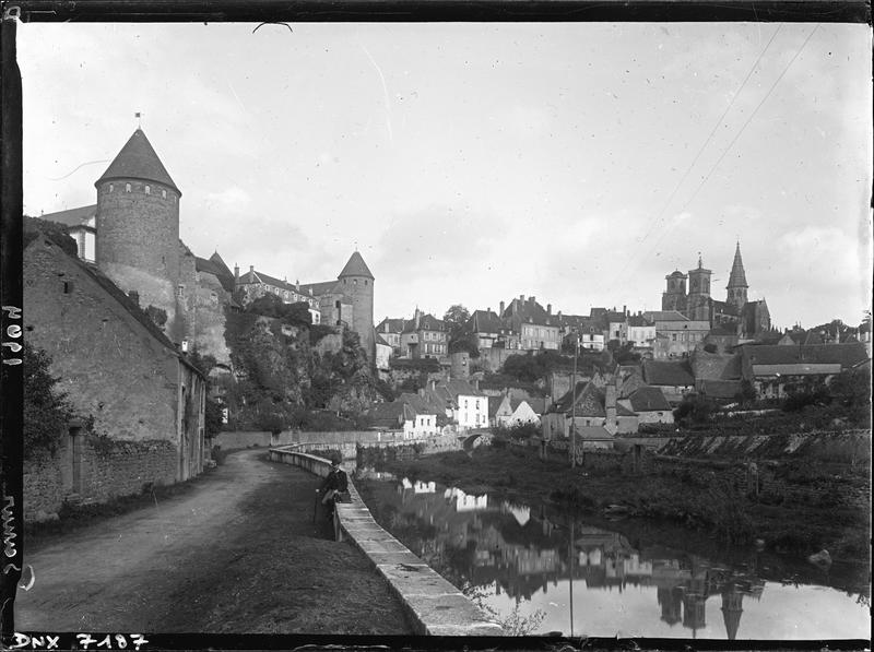 La ville : vue générale au bord de l'Armançon