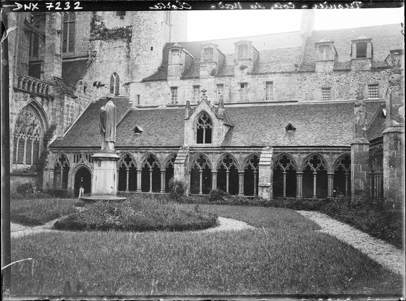 Cloître : vue extérieure d'une galerie