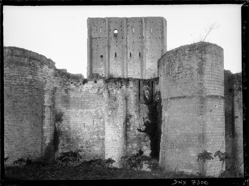 Vieux Château : ensemble sud avec le donjon