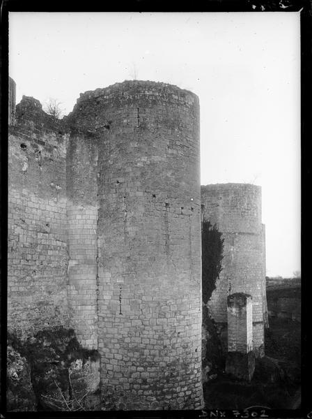 Vieux Château : tours de l'enceinte