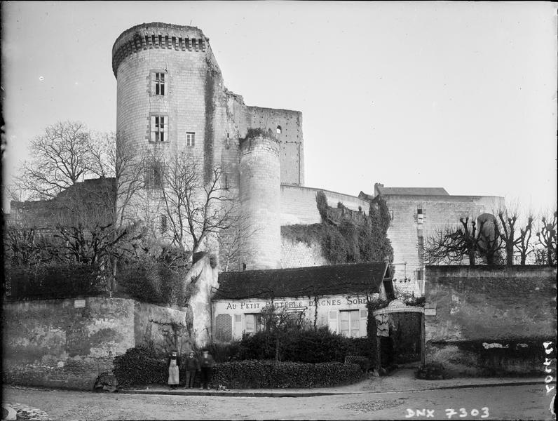 Vieux Château : Tour Neuve ou tour Louis XI, côté ouest