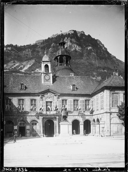 Façade antérieure : côté droit