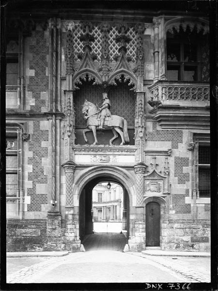 Aile Louis XII : portail d'entrée surmonté d'une statue équestre