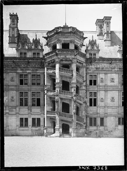 Aile François Ier : escalier extérieur, vue rapprochée