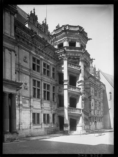 Aile François Ier : escalier extérieur, vue diagonale