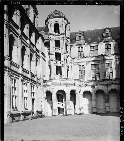 Angle de deux galeries sur la cour : escalier