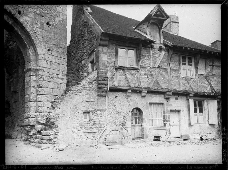 Vue intra-muros de la porte d'En-Haut et façade de la maison attenante