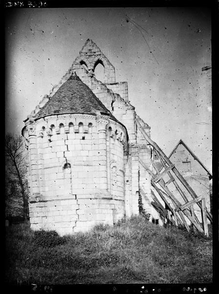 Abside, et façade nord soutenue par des étais