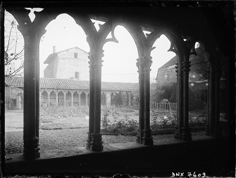 Cloître : vue intérieure d'une galerie