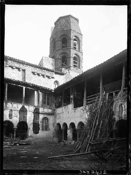 Clocher octogonal de l'église surplombant le cloître