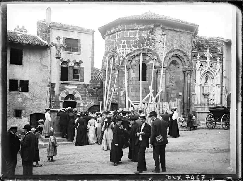 Participants du Congrès du Puy au pied de l'abside étayée