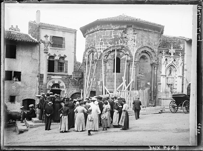 Participants du Congrès du Puy au pied de l'abside étayée