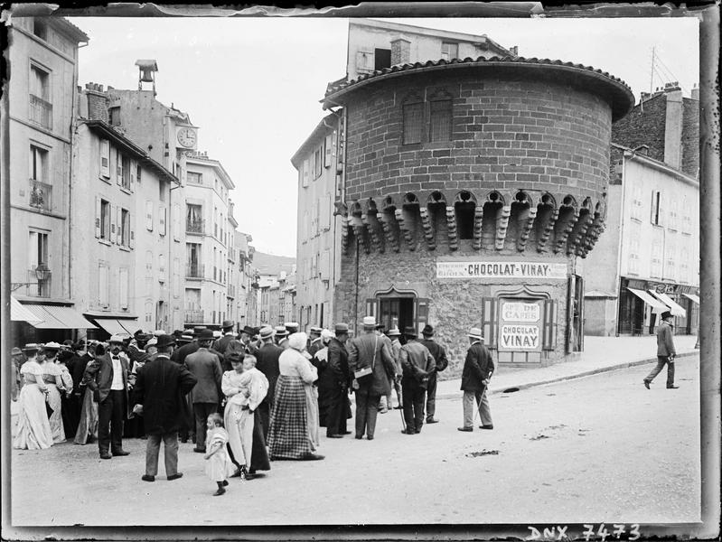 Participants du Congrès du Puy au pied de la tour